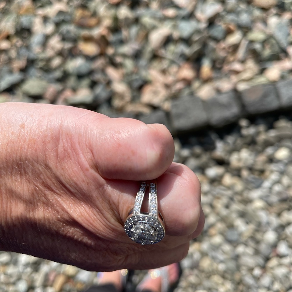 2 karat elegant ladies engagement ring - Picture 3 of 9